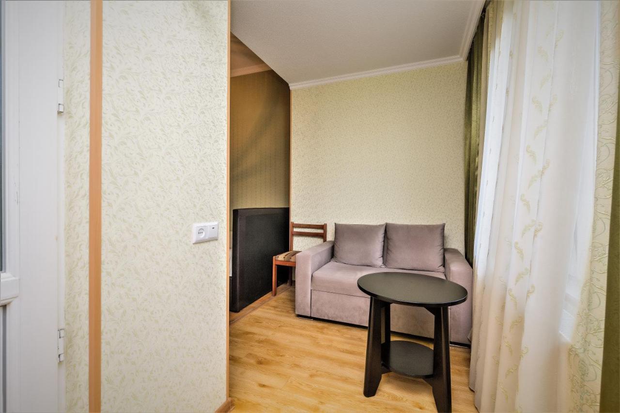 Tinikos Guest House Telavi Ngoại thất bức ảnh